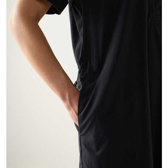 Salo Dress Women True Black fra Haglöfs